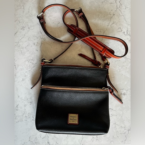 Small Dooney & Bourne crossbody bag - like new! - Picture 3 of 4